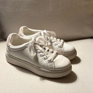a new day White Platform Lace-Up Sz 6 Sneakers with Pale grey Heel Accent